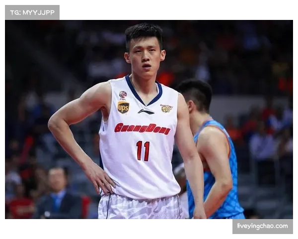 特写:老将周鹏的防守教科书,他如何预判并切断对手的边路传球路线